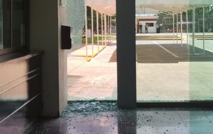 33E2C820-F0F2-495B-84B3-C54D495E0FB2